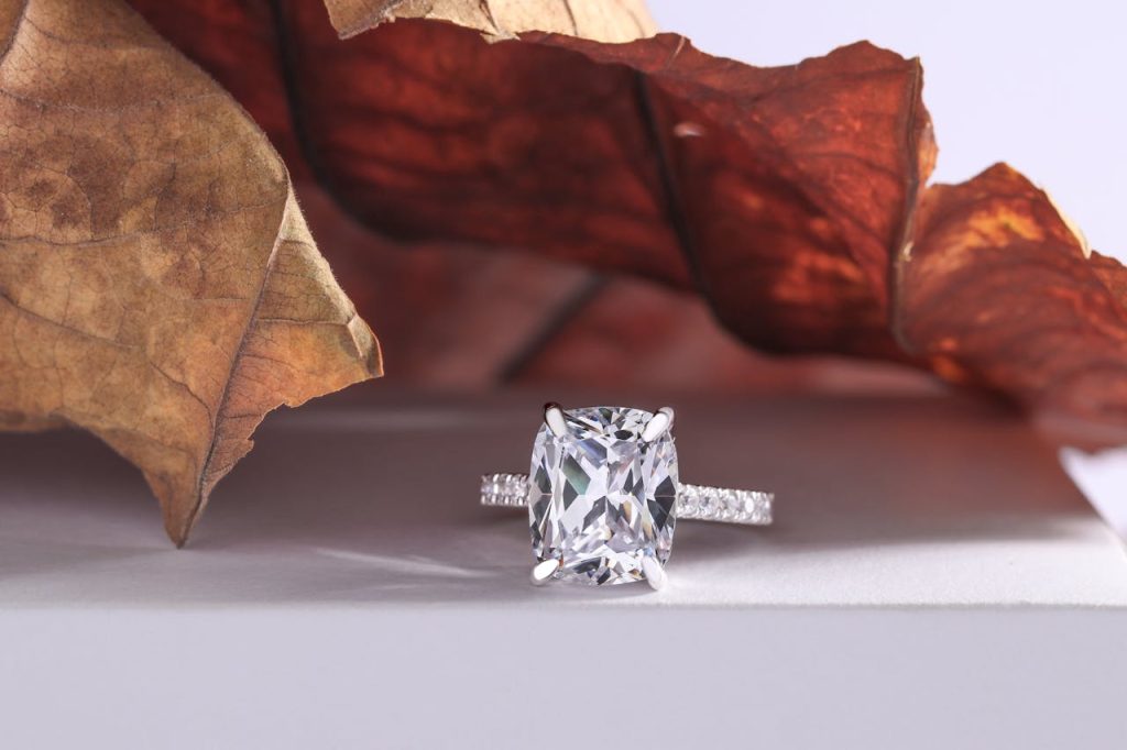 The high-quality diamond exhibitsexceptional brilliance and fire, reflecting the brand's commitment to one-of-a-kind jewelry.